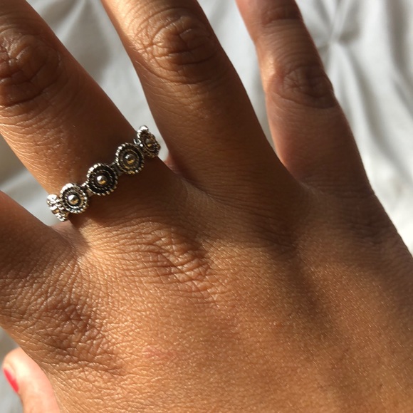 Silver ring with flower details - Picture 2 of 2